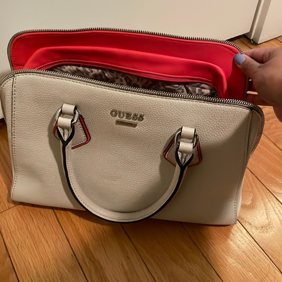 Guess purse - Picture 1 of 2